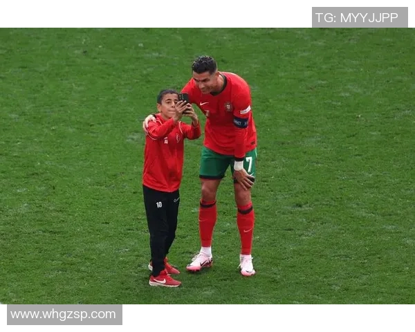 足球明星与球迷亲密合影瞬间展现热情与梦想的交汇